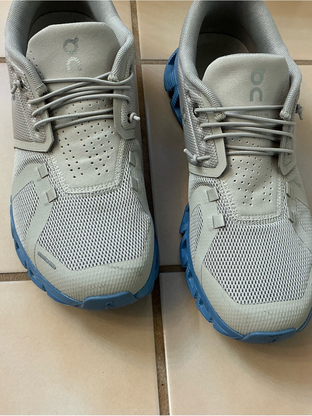 On Cloud 5 Women’s Running Sneakers Pearl/ Neptune Sz 9 EUC! - Picture 2 of 9